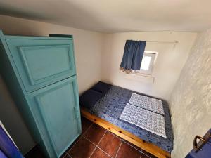 Postel nebo postele na pokoji v ubytování Kamena kućica