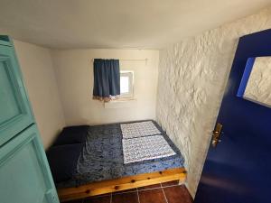 Postel nebo postele na pokoji v ubytování Kamena kućica