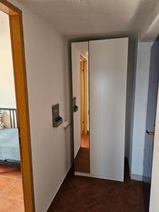 Postel nebo postele na pokoji v ubytování Kamena kućica