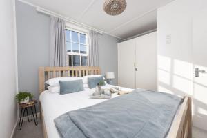 Una cama o camas en una habitación de Olive Cottage, Carbis Bay St Ives