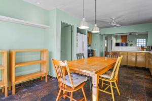 eine Küche und ein Esszimmer mit einem Holztisch und Stühlen in der Unterkunft Steps to Venice Beach Vintage Venice Retreat in Los Angeles + 6 Fotos