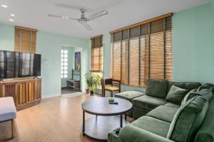 ein Wohnzimmer mit Sofa und Tisch in der Unterkunft Steps to Venice Beach Vintage Venice Retreat in Los Angeles