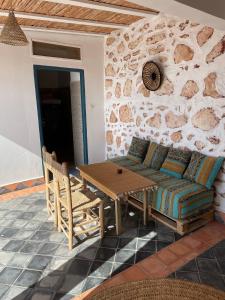 ein Wohnzimmer mit Sofa und Tisch in der Unterkunft Suite privée vue sur le océan in Wassane