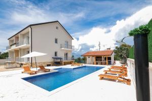 a villa with a swimming pool and a house at Villa Vera in Benkovac