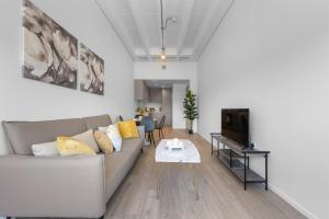TV a/nebo společenská místnost v ubytování Luxe 1br Wlift & Free Gym Access In Station House
