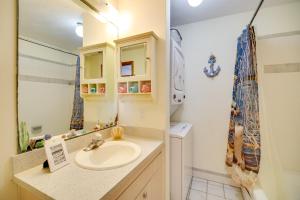 Ванная комната в Next to Turtle Preserve Oceanside Florida Retreat
