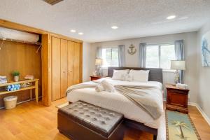 Кровать или кровати в номере Next to Turtle Preserve Oceanside Florida Retreat