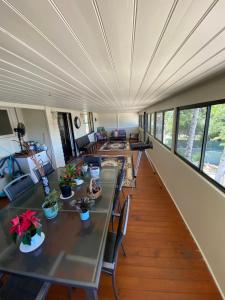 un soggiorno con un lungo tavolo e sedie di Ellstanmor Guesthouse Cooma a Cooma
