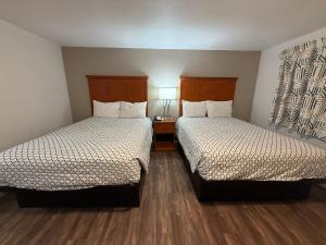 Postel nebo postele na pokoji v ubytování Budget Inn Bend