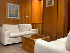 un salon avec un canapé et une table basse dans l'établissement Hotel Ristoro Cristallo Gran Sasso d'Italia, à Assergi 6 autres photos