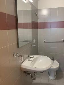 une salle de bain avec un lavabo et un miroir dans l'établissement Hotel Ristoro Cristallo Gran Sasso d'Italia, à Assergi