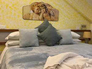 une chambre avec un lit avec un tableau sur le mur dans l'établissement Hotel Ristoro Cristallo Gran Sasso d'Italia, à Assergi