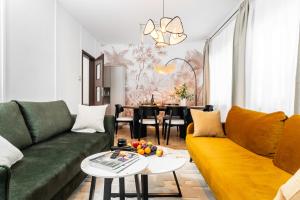 un salon avec un canapé vert et une table dans l'établissement Vistula Suite l A Lovely Place to Be, à Cracovie
