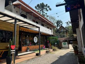 a store front of a building with a storefront at Alpininha kitnet in Bocaina de Minas