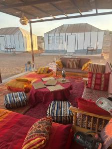 Istumisnurk majutusasutuses Bivouac Luna
