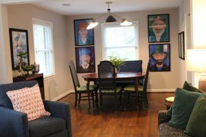un salon avec une table et des chaises dans l'établissement Harborview Haven, à Charleston
