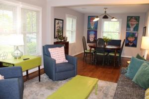 un salon avec un canapé et une table dans l'établissement Harborview Haven, à Charleston
