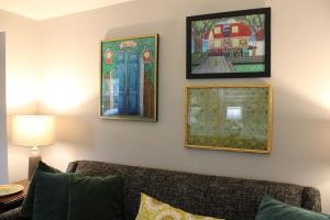 un salon avec un canapé et des tableaux au mur dans l'établissement Harborview Haven, à Charleston