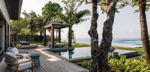 坎古Regent Bali Canggu的一个带游泳池和海洋的户外庭院