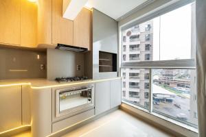 Køkken eller tekøkken på Achei Itapema • Elegante ap c/ vista do mar 2dorm