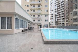 Swimmingpoolen hos eller tæt på Achei Itapema • Elegante ap c/ vista do mar 2dorm