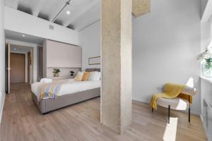 Postel nebo postele na pokoji v ubytování Luxe 1br Wlift & Free Gym Access In Station House
