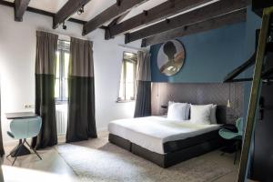 Boutique Hotel Oosteinde tesisinde bir odada yatak veya yataklar