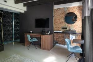 Boutique Hotel Oosteinde tesisinde bir televizyon ve/veya eğlence merkezi