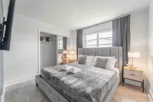 Ένα ή περισσότερα κρεβάτια σε δωμάτιο στο Modern Chic Getaway - Sleeps 11 - Palmwavestays