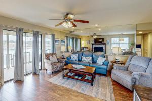 een woonkamer met een bank en een tafel bij Enchanted Getaway in Hot Springs