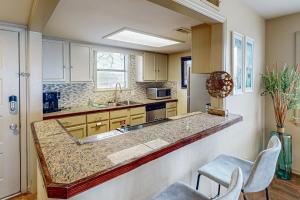 een keuken met een aanrecht met stoelen en een wastafel bij Enchanted Getaway in Hot Springs