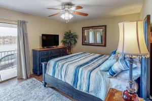 een slaapkamer met een bed met een lamp en een televisie bij Enchanted Getaway in Hot Springs +23 foto's