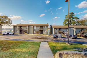 een gebouw met auto's geparkeerd op een parkeerplaats bij Enchanted Getaway in Hot Springs