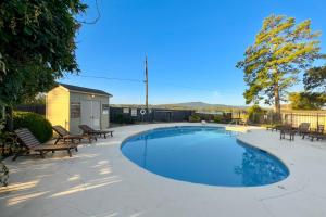 een groot zwembad met banken eromheen bij Enchanted Getaway in Hot Springs