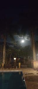 uitzicht op een zwembad in de nacht bij Camburi Chalés in Camburi +50 foto's