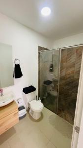 Un baño con inodoro, ducha y lavabo. en 402 studio apartment in El Peñon, en Cali 20 fotos más