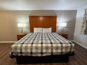 Postel nebo postele na pokoji v ubytování Budget Inn Bend