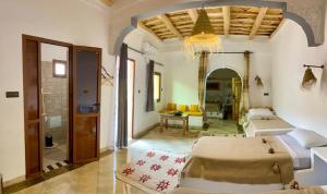 Giường trong phòng chung tại Miguirne Chez Ali +61 ảnh