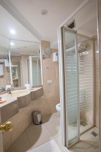 Et badeværelse på Nile Cruise Luxor 4 nights Aswan 3 nights