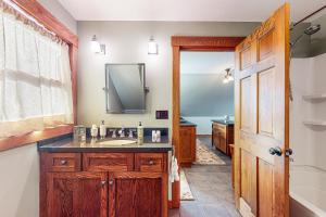 a bathroom with a sink and a mirror at The Loft at Fort Defiance in Barnard +28 photos