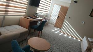 un salon avec un canapé et une table dans l'établissement Grand Alin Otel, à Turhal