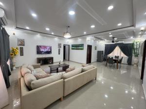 Un televizor și/sau centru de divertisment la Harmony Luxury House near Tamale Airport