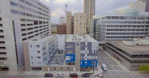 una vista aérea de una ciudad con edificios y coches en Urban Oasis Downtown Condo with Skywalk Access 2, en Des Moines