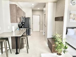 cocina y sala de estar con cama y mesa en Urban Oasis Downtown Condo with Skywalk Access 2, en Des Moines
