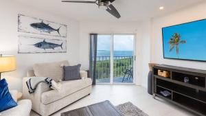 Televisyen dan/atau pusat hiburan di Key Largo Captains Quarters Ocean Pointe 4405