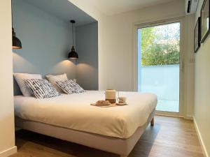 una camera da letto con un letto con un vassoio di cibo sopra di Appartement Aqua-Villas Lake And Sea a Seignosse
