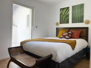 una camera con un letto, una sedia e una finestra di Appartement Aqua-Villas Lake And Sea a Seignosse