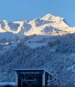 Vista generica sulle montagne o vista sulle montagne dall'interno dell'appartamento