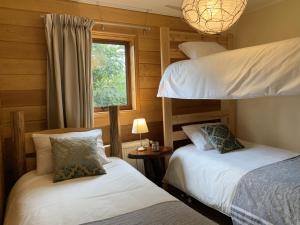 two bunk beds in a room with a window at Lodge Cumbres de Chiloe in Castro