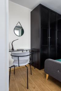 a bedroom with a glass desk and a bed at Kairos Apartments - Royal Premium - parking podziemnym gratis, ścisłe centrum in Gliwice +31 photos